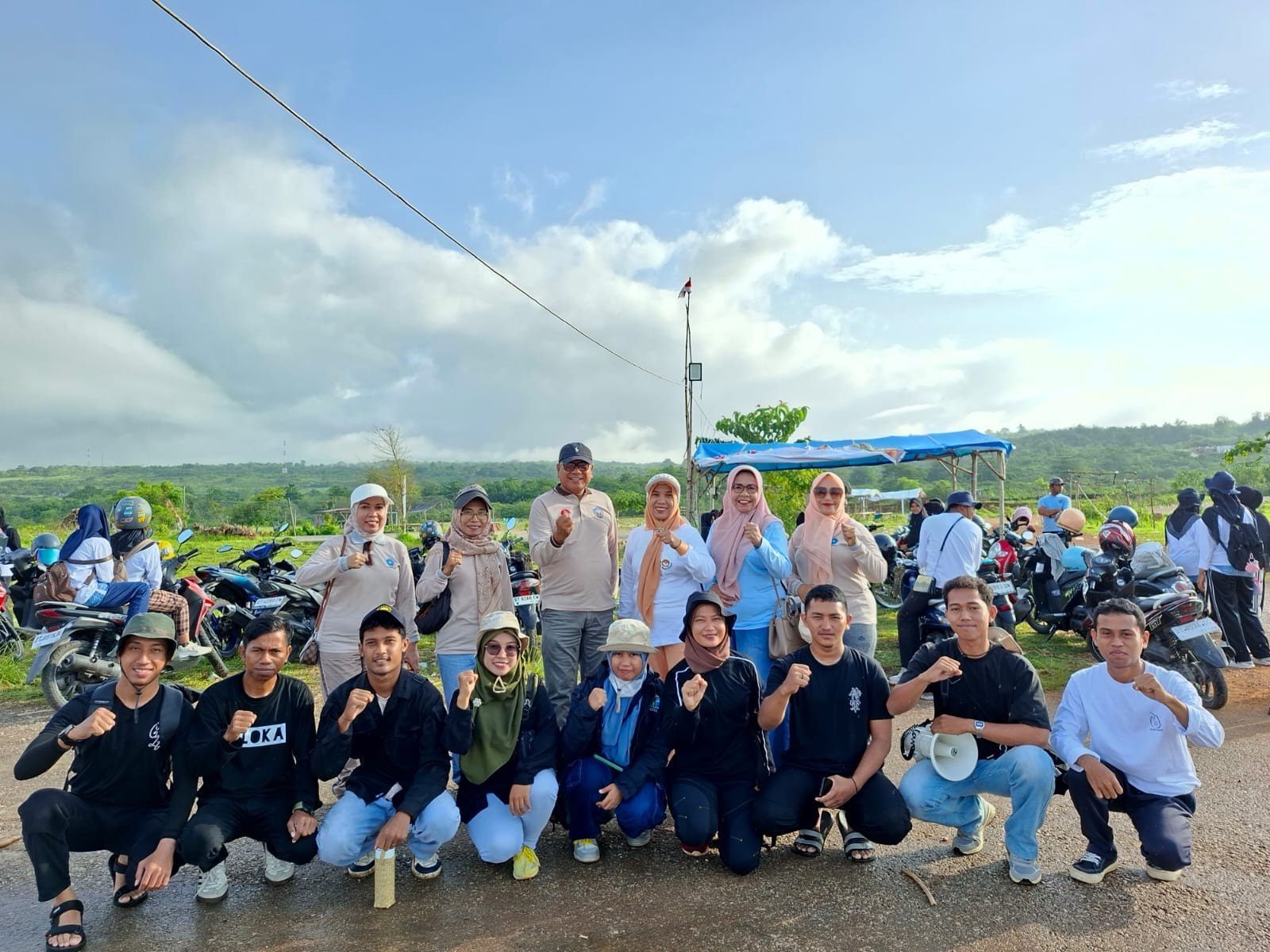 Komunitas Green Busel Tanam 1.000 Pohon Hias di Jalur Utama Lawela, Bupati dan TP PKK Turut Hadir