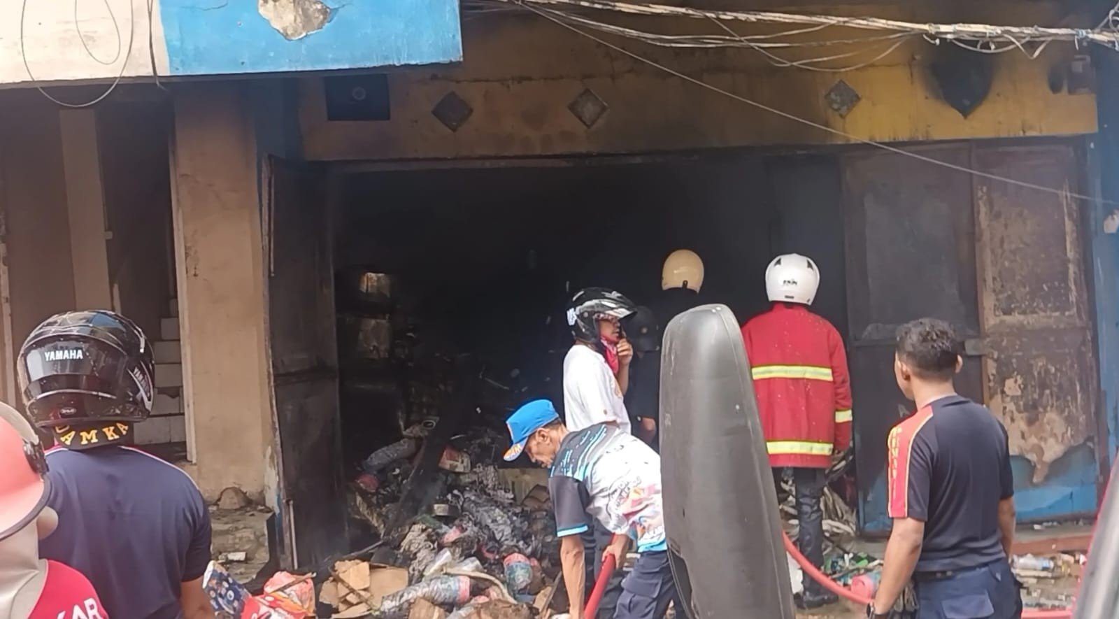 Sebuah Ruko di Kawasan Batu Merah dilahap Sijago Merah