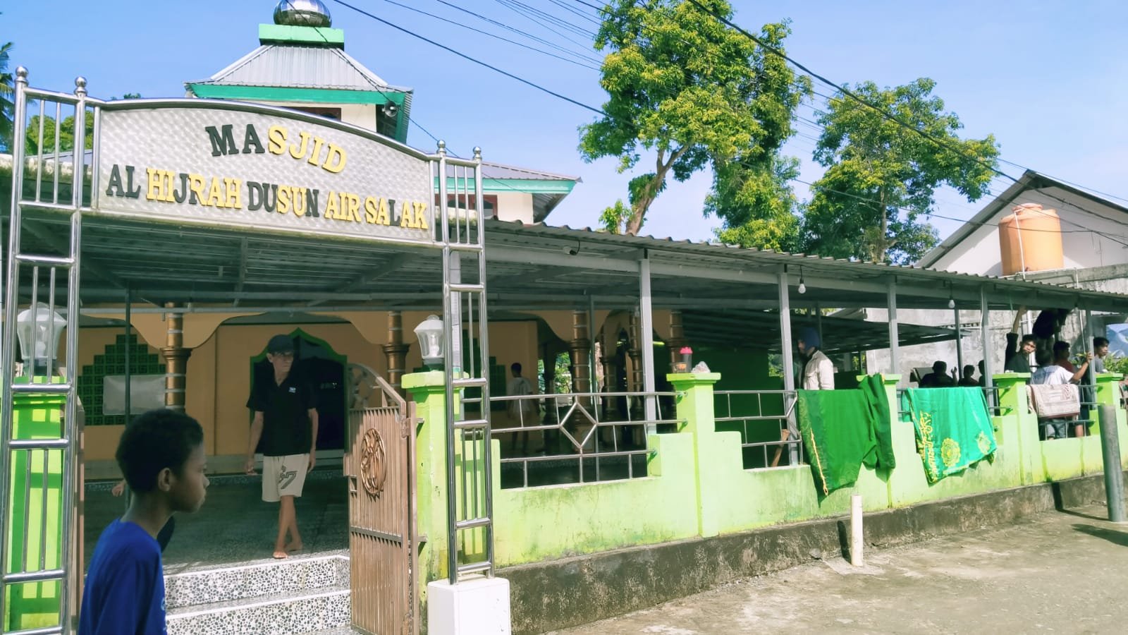 Menyambut Bulan Ramadhan 1447 Hijriah, Warga Masyarakat Waiheru Dusun Air Salak Gelar Kerja Bakti Bersihkan Masjid Al-Hijrah.