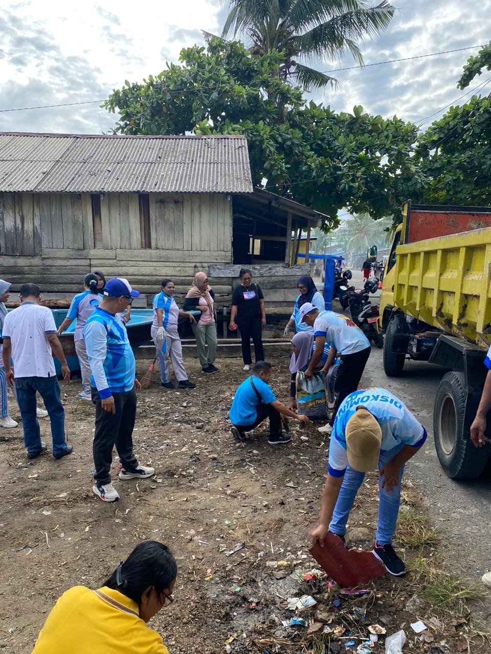 Instruksi Bupati Dieksekusi: Pemkab Aru Gelar Aksi Jumat Bersih di Pesisir Dobo