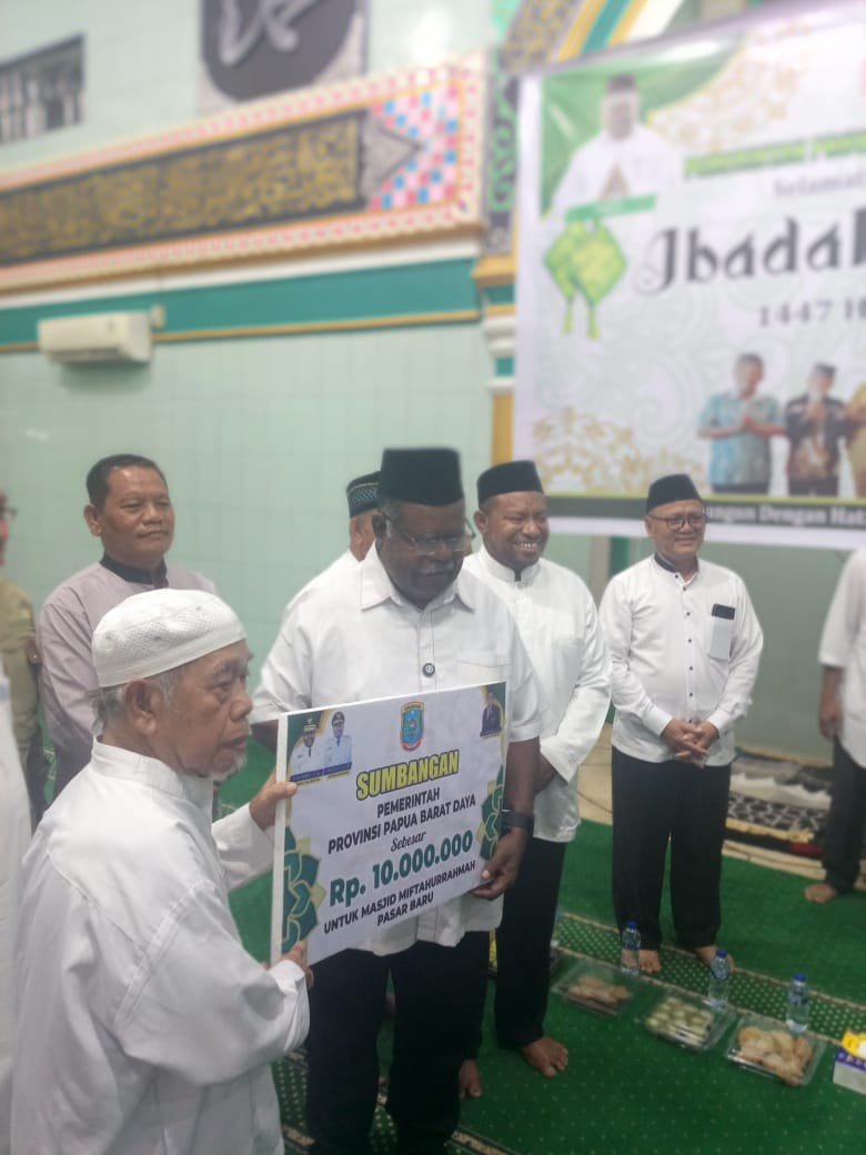 Gubernur Papua Barat Daya Buka Puasa Bersama Masyarakat Pasar Baru, Salurkan Santunan untuk Masjid