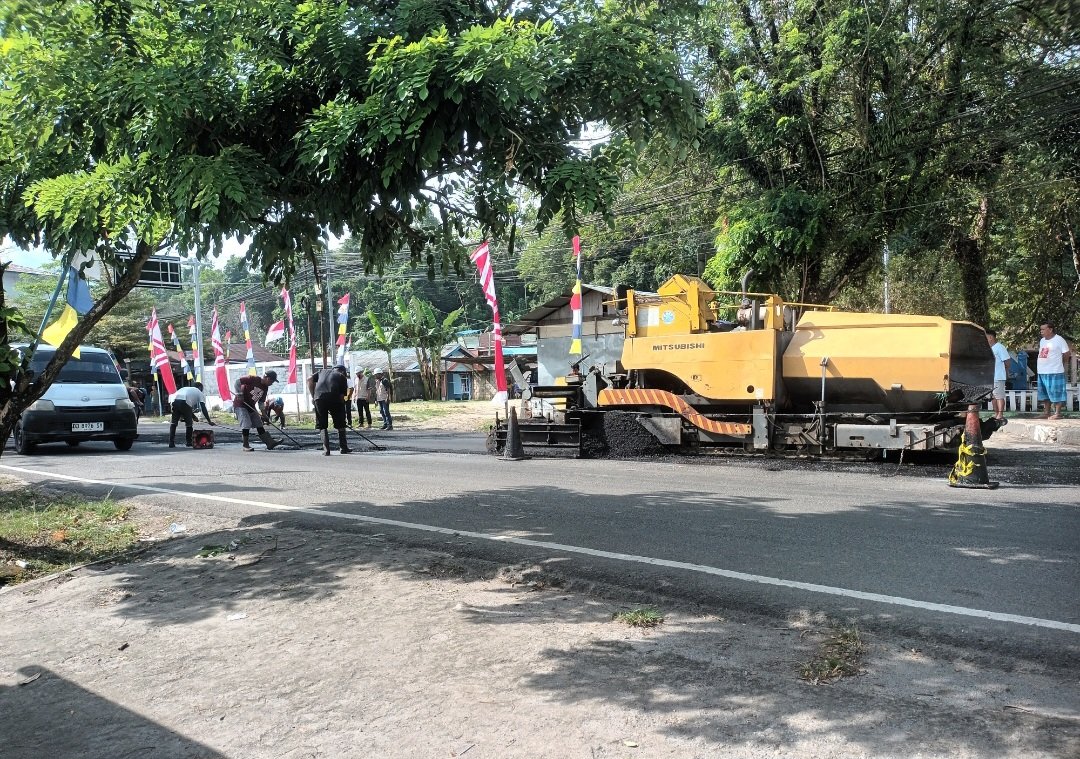 Pengaspalan Jalan Laksdya Leo Wattimena Disorot, Pelajar Terkena Percikan Aspal