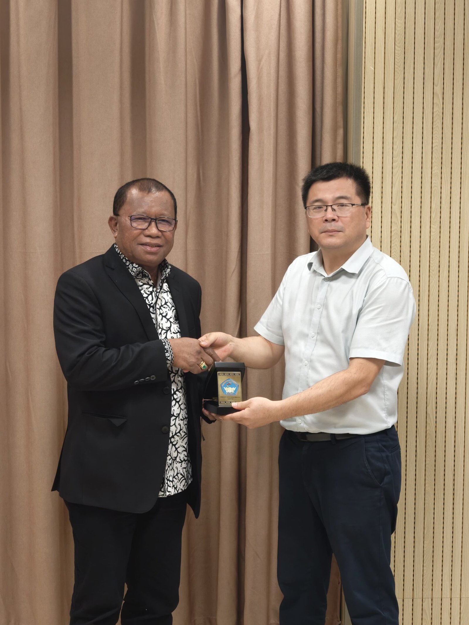 KEKAYAAN BUDAYA MALUKU JADI MODAL DIPLOMASI AKADEMIK, REKTOR UNPATTI BANGUN DIALOG DENGAN KAMPUS CHINA