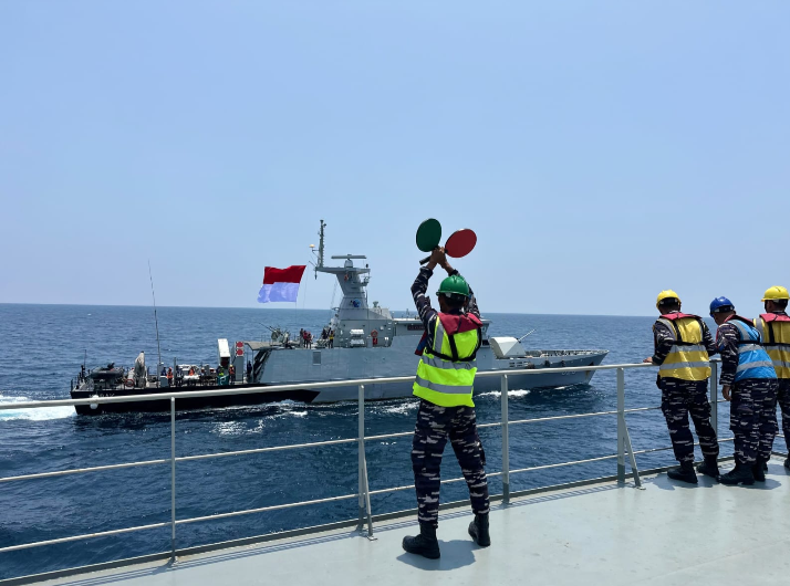 LATIH KESIAPSIAGAAN TEMPUR DI LAUT BANDA, KOARMADA III KERAHKAN TIGA KRI DAN PESAWAT CASA